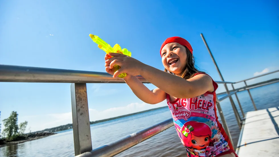 4-åriga Sitar Karimi var dunderladdad inför möjligheten till bad i sommarhettan. ”Jag har precis ätit och då måste vänta ett tag innan man får bada”, berättade hon för Norrbottens-Kurirens utsända.