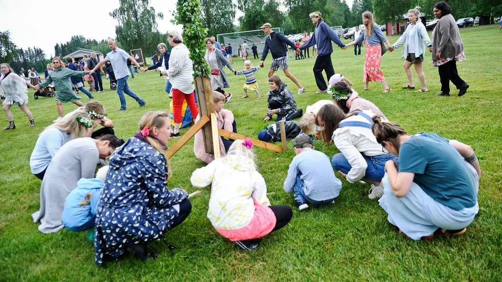 Barn och vuxna dansade tillsammans runt midsommarstången.