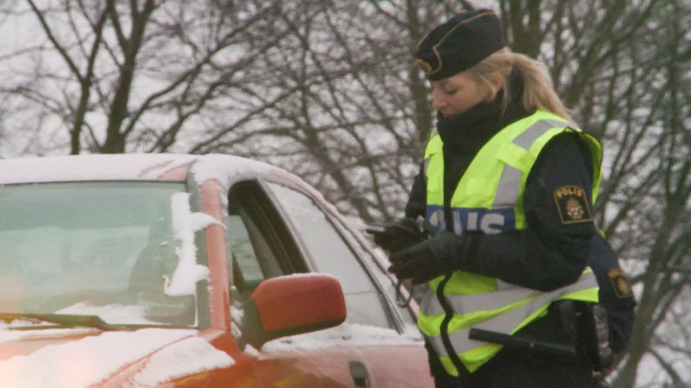 En polis kontrollerar nykterheten. Arkivbild.