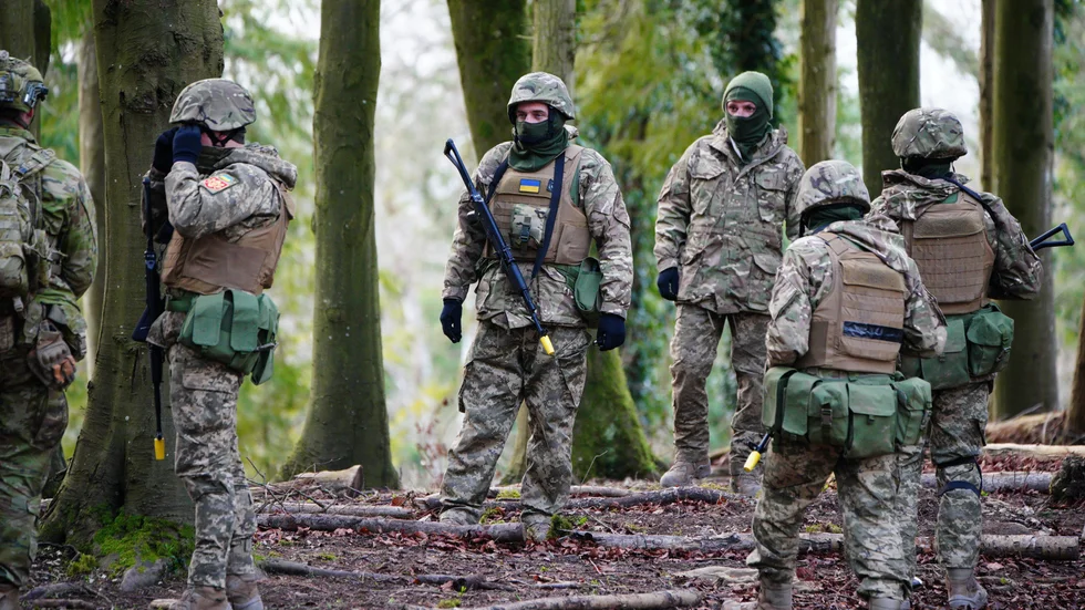 Ukrainska soldater under utbildningen i Salisbury Plain i Wiltshire i Storbritannien. Arkivbild.