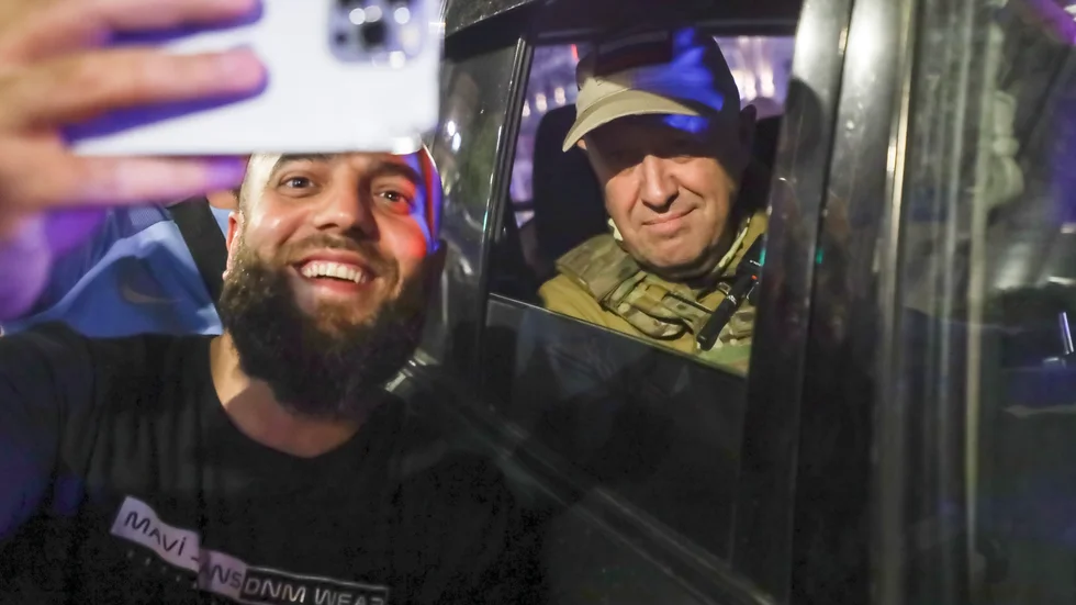 En boende i Rostov-vid-Don knäpper en selfie med Jevgenij Prigozjin i samband med Wagnerstyrkornas uttåg ur staden.
