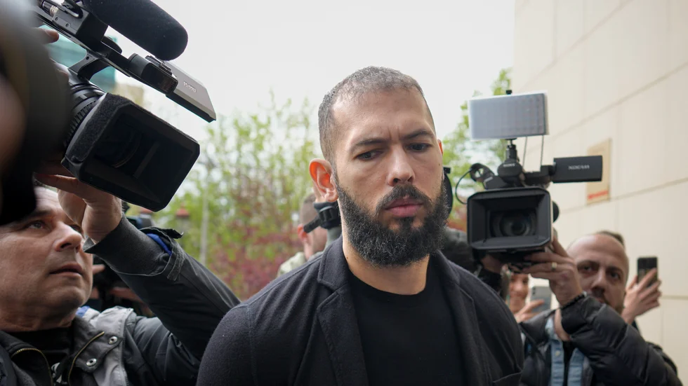Den kontroversielle influeraren Andrew Tate i Bukarest april 2023, då han och hans bror Tristan överklagade sitt häktningsbeslut och placerades sedan i husarrest. Nu åtalas bröderna tillsammans med två rumänska kvinnor. Arkivbild.