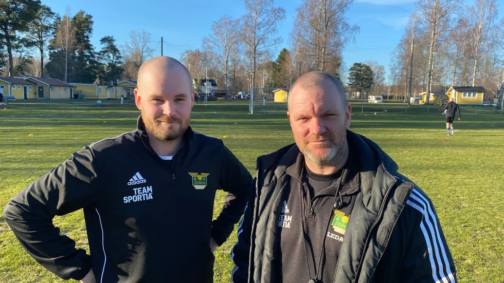 Zeros fotbollslag, här tränaren Richard Adolfsson och spelande ledaren Emil Cleve, har medgång i femman och skuggar IFK Motala i toppen.