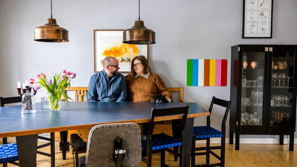 Jens Bäckström och Linn Wallo går i skift eftersom Ivar har mycket störd sömnrytm och sällan sover mer än två-fyra timmar per natt. "Jag kan dricka morgonkaffe klockan 02.00", säger Jens som gått ned i tid för att orka. 