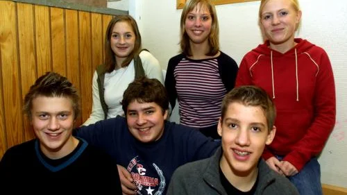 Carl Wallinder, Hilda Gustafsson, Björn Norrbrink, Anna Skeppsby, Arvid Pettersson och Elin Frid går i nian på Hällaskolan. De förklarar att ungdomar som använder könsord som skällsord inte menar det som vuxna läser in i ordets betydelse. Bild: PETER CALÉN