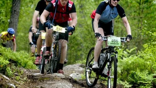 Det krävdes teknik,mod och styrka av de 1 729 åkarna i MTB-Vättern när de susade fram över kuperad terräng med hala stenar och rötter. Här är Susann Jungåker i täten.