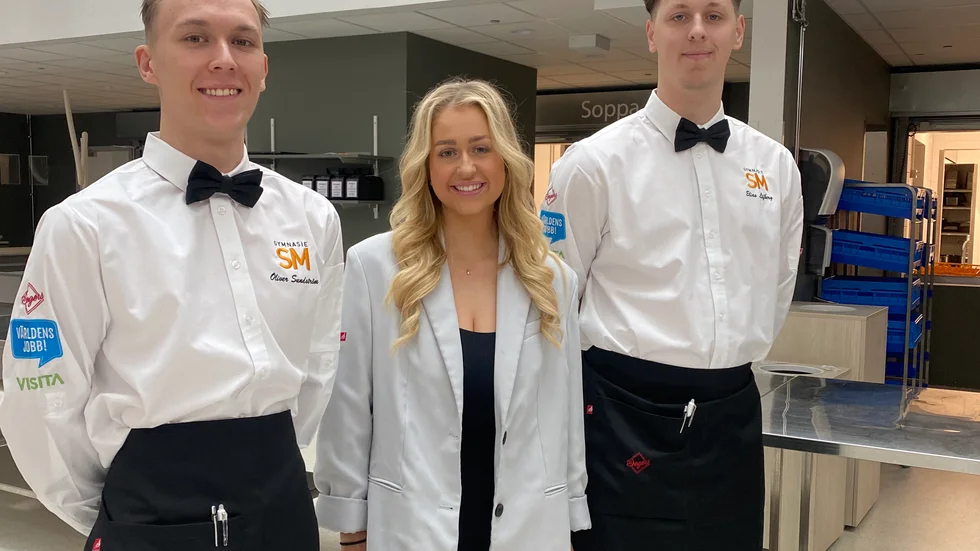 Oliver Sundström och Elias Löfberg tillsammans med Jolanda Edvardsson, som var deras coach under SM. På torsdag drar eleverna till Oslo med en landslagscoach.