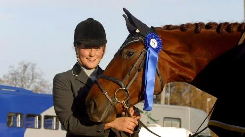 Emelie Danielsson, från Kulla mellan Borensberg och Motala, smyger sakta men säkert mot Sverigetoppen i hästhoppning. Bild: SCANPIX
