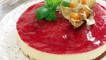 Drömtårta. Lätt mandelbotten, mildcitronfromage och en blank halloncoulis,det vill säga koncentrerad bärgelé, görfromagetårtan till en dröm. Här lär viut knepen att lyckas med bakverket.Foto: Dan Strandqvist