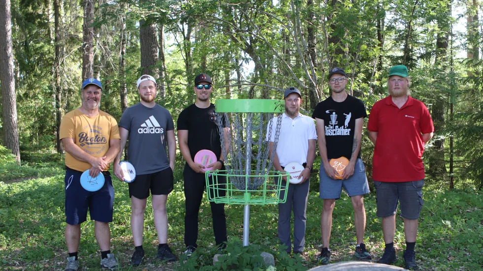 Redo för veckotävling på discgolfbanani Vingåker. Från vänster Tomas Eliasson, Adam Björk, Vincent Müller, Filip Eriksson, Simon Ström och David Ishoel.