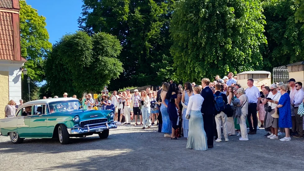 De första bilarna anländer till Öster Malma för studentbalen.