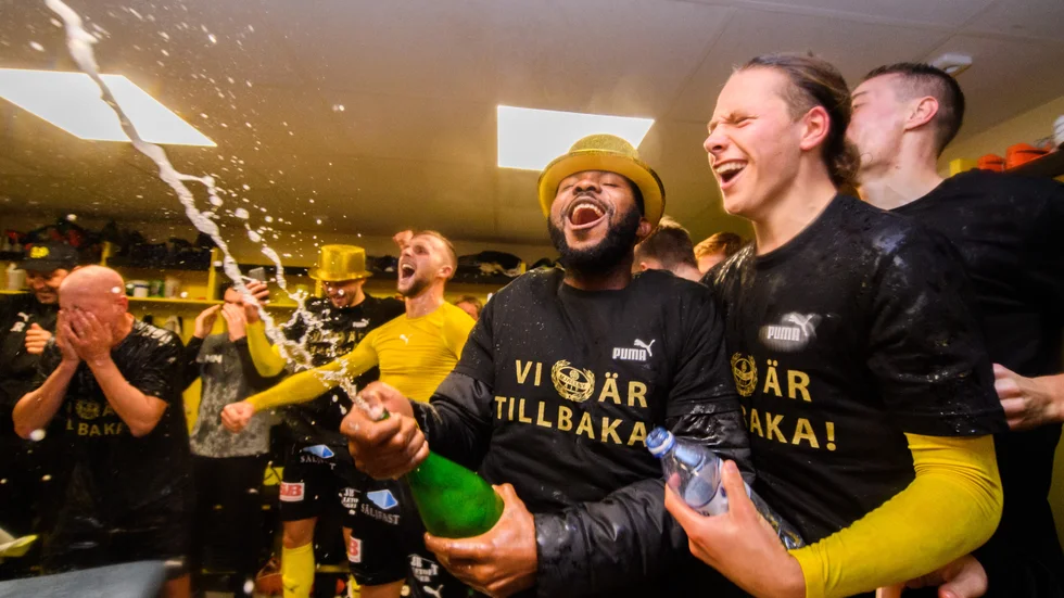 Kevin Höög Jansson jublar efter att Mjällby gick upp i allsvenskan 2020.
