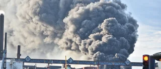 100 brandmän bekämpade storbranden – helikoptrar vattenbombade