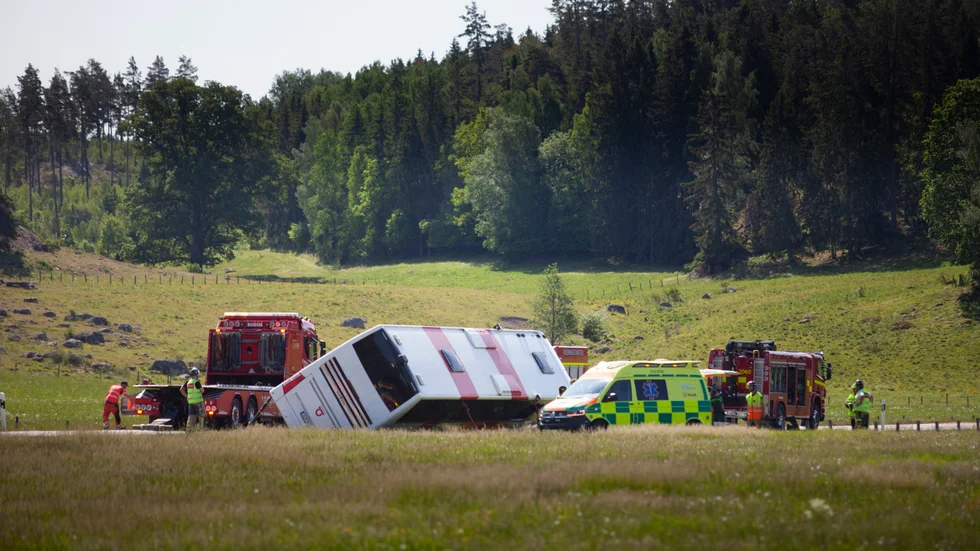 Den dubbeldäckade bussen körde av vägen och hamnade på sidan. 