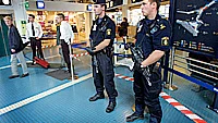 Tungt beväpnad polis var det första resenärerna mötte när de kom med rulltrappan upp på plan två på inrikesterminalen.