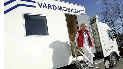 Monica Östrand är verksamhetschef för Valsta vårdcentral och vill gärna hyra in sig i en mobil vårdmottagning. Valsta skulle i sådana fall bli först i Sverige med en sådan lösning.