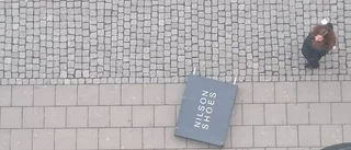 Butiksskylt föll ned