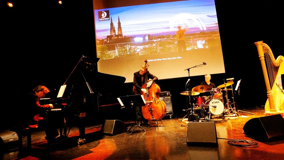 Trio X. Gästar Karlholm.