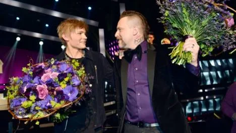 MALMÖ 2013-02-23 
Ralf Gyllenhammar och Ulrik Munther jublar efter att bidragen Bed on Fire respektive Tell the World Im Here röstats direkt till finalen under Melodifestivalens fjärde deltävling i Malmö på lördagen. 
Foto: Jonas Ekströmer / SCANPIX / Kod 10010