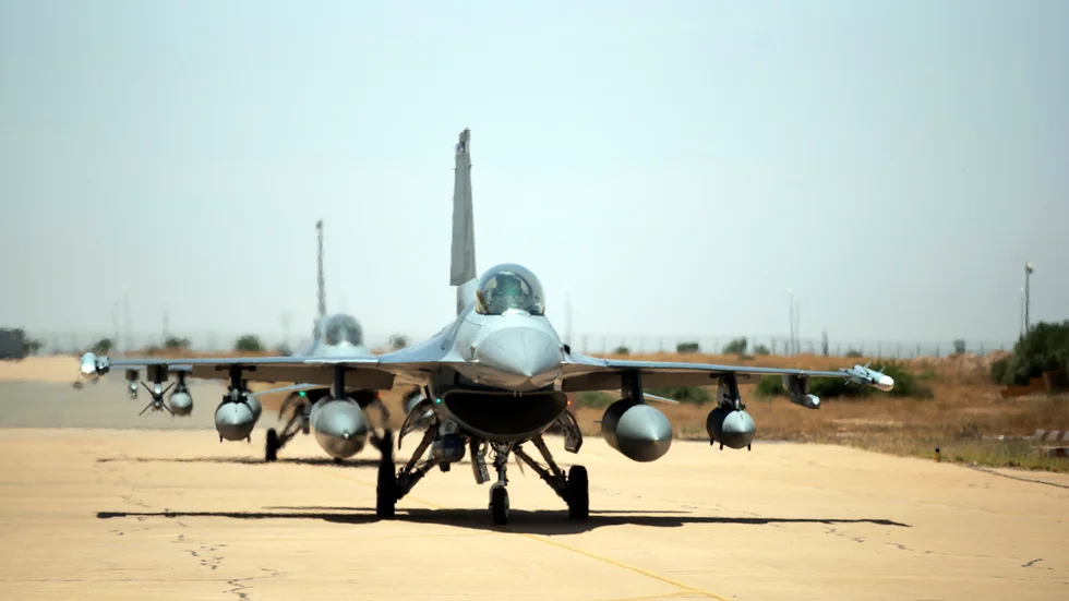 Amerikanska F16-plan kan ligga på bordet när Sveriges Natoansökan ska behandlas av Turkiet. Men enligt utrikesminister Billström är affären något som är helt mellan USA och Turkiet. Arkivbild.