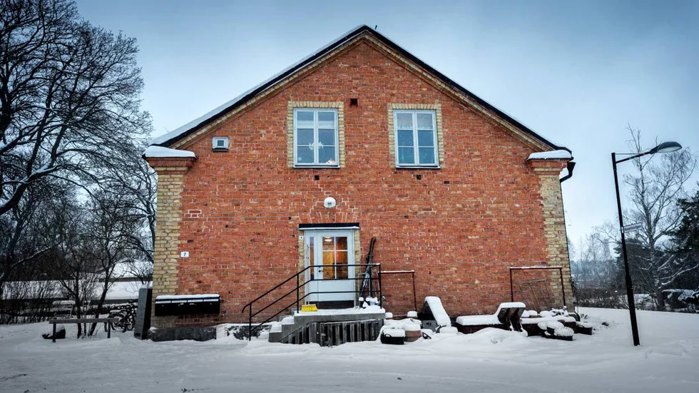 Anders Tväråna och familjen bor i en lägenhet på 90 kvadrat i det hus i Ekeby bruk som för 100 år sedan var bostad för brukets chefer..