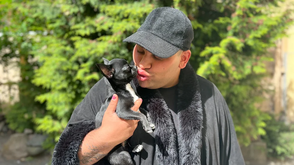 Jonas Grentzelius med sin chihuahua Barbie.