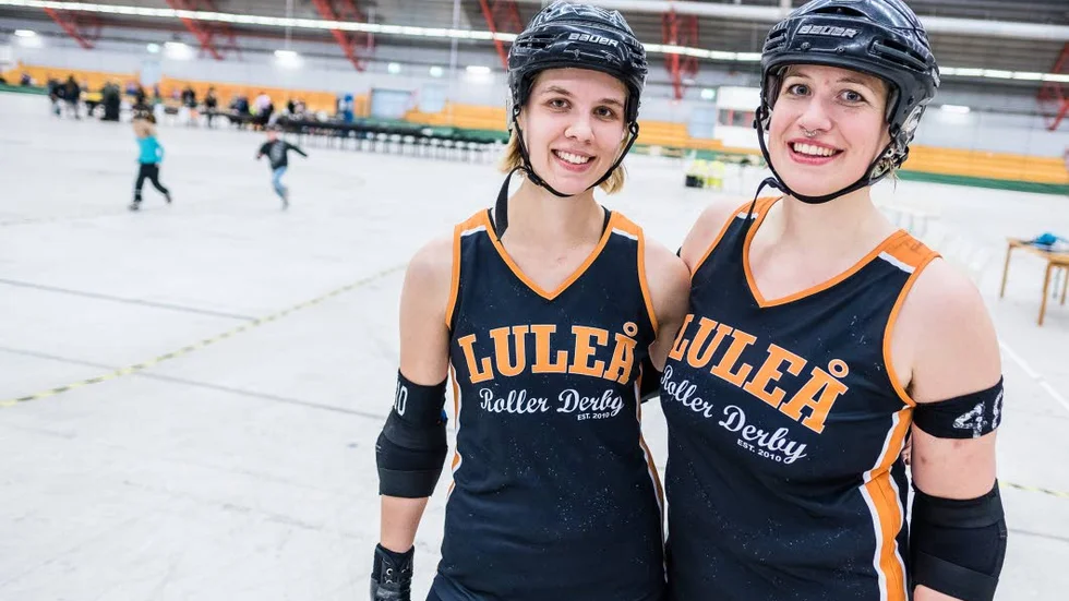 Glada miner. Förlust mot Stockholm men ändå var Louice Jönsson och Sara Norsten från Luleå Roller Derby glada. "Man kan inte vara sur när man fått spela match, det är så fantastiskt roligt." sade Sara Norsten