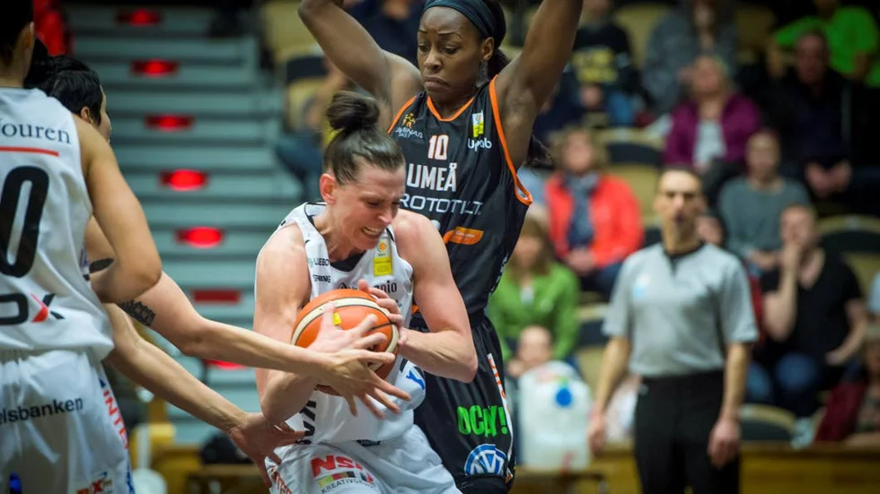 Kan hamna i Luleå. Sally Kabengano, här i duell med Anna Barthold under SM-finalserien i våras, kan hamna i Luleå basket.