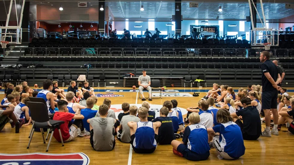 I fokus. Jonas Jerebko fick svara på frågor i en knapp halvtimme när han besökte BC Luleås ungdomsläger.