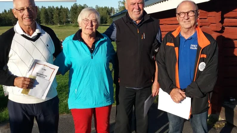 Segrarna, från vänster: Sverre Gran herrar över 75 år, Inger Berglund, damer under 75 år, Dennis Sundqvist, herrar under 75 år samt prisutdelare Arne Pettersson, distriktsstyrelsen.