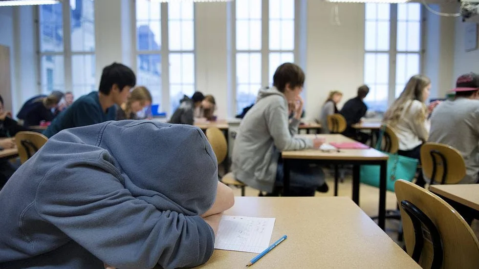 Trötthet. Blev skoldagarna kortare skulle orken till läxläsning och egen träning öka vilket kunde ge goda resultat. Det tror eleven från Nya Raketskolan som skrivit insändaren.
