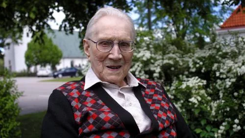 Trebarnsfar och en gång bonde och minkfarmare. I morgon blir Einar Johansson också hundra år.