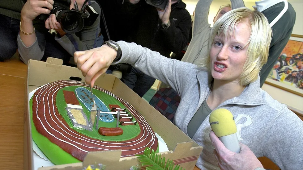 Carolina Klüft firar med friidrottstårta hemma i Växjö. Bild: PRESSENS BILD