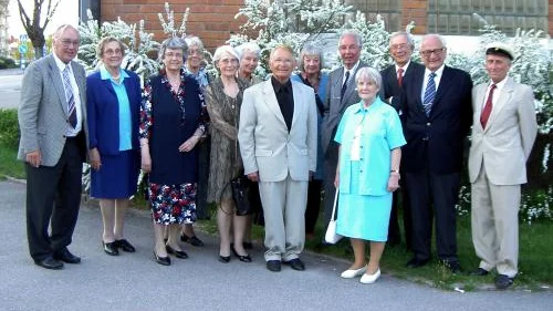 Delar av 1944 års studentkull i Motala. Frv Lars Lindblad, Maj-Britt Särnstedt (Sandström),Barbro Runefors (Andersson), Gurli Waldner (Hertzman), Brita Renström (Olsson), Margareta Öhlin (Sandqvist), Sven Bergman, Margareta Toss, Lars Björk, Brita Hedberg (Eriksson), Carl-Gösta Herthelius, Carl-Henry Ewerbring och Karl-Gösta Lundgren. Bild: JOHAN LUNDGREN