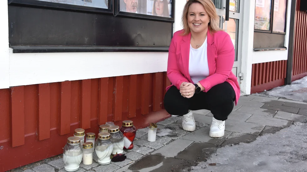 Sandra Bergström vid några av de många ljusen som människor tänt vid biografen efter Anders Nordqvists bortgång. "Det blir en häftig kväll på Köpmannagatan. Pappa hade älskat det" säger hon apropå evenemanget.