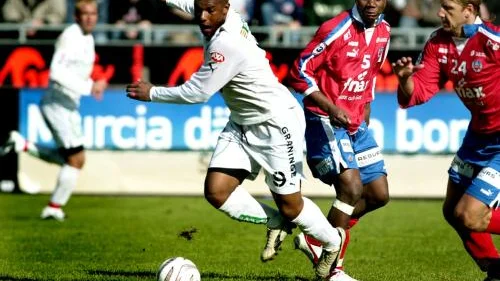 Kalmar FF:s Dede Anderson har precis fintat bort Helsingborgs Jesper Jansson och Claudinei Resende. Nykomlingen KFF skrällde och vann med 21 på Olympia. Bild: PRESSENS BILD