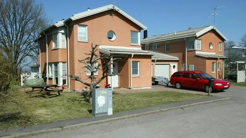 Det här huset på Brinkbacken 1A i Johannelunds församling i Linköping såldes för 3,2 miljoner kronor.