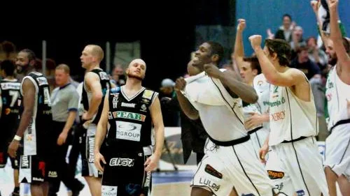 David Bergström och de andra i Norrköpings Dolphins tror inte sina ögon sedan Plannja avgjort den första SM-finalen i den allra sista sekunden.
