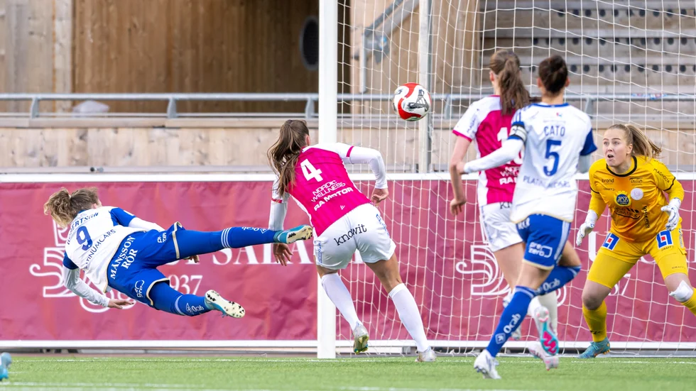 Uppsalaförsvararen Emilia Hjertberg tappade kontrollen på Nicole Robertson för ett ögonblick och anfallaren slängde sig fram och nickade in 2-2.