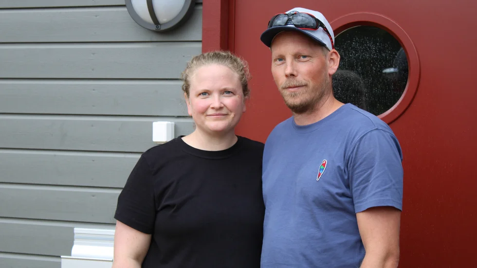 Pauline Schultz växte upp i Vimmerby men flyttade till Norge strax efter studenten. Där blev hon kvar i femton år, efter att först ha landat ett bra jobb och sedan träffat partnern Tom Einar Gran. Nu har de bytt land till Sverige och köpt ett nyproducerat radhus på Kartgränd tillsammans.