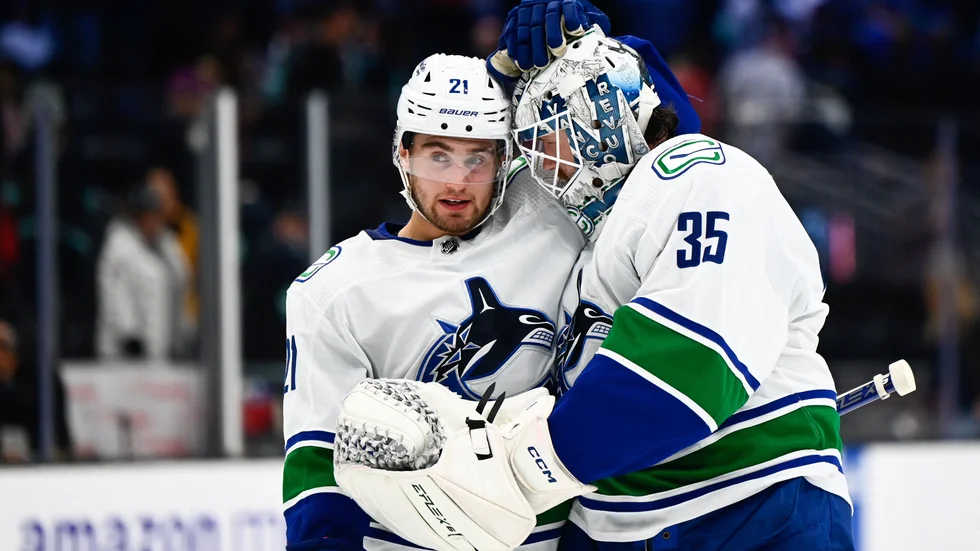 Nils Höglander blir Vancouver trogen. 22-åringen har skrivit på ett tvåårskontrakt med NHL-klubben.