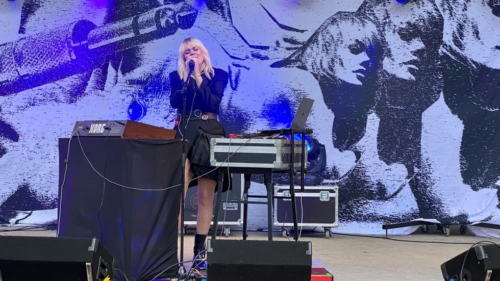 Popstjärnan Little Jinder skötte sina backtracks själv på scenen. 