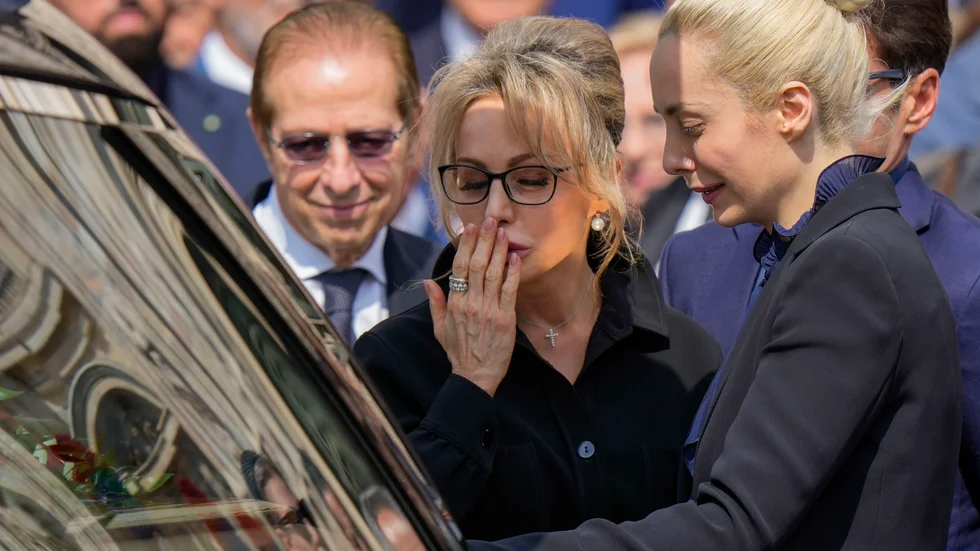 Brodern Paolo, dottern Marina och partner Marta Fascina tar farväl av mediamogulen och forna premiärminstern Silvio Berlusconi utanför katedralen i Milano. Nu har arvet fördelats. Arkivbild.