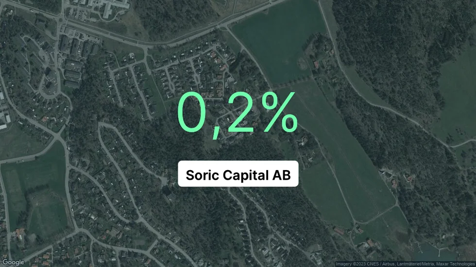Illustrationen visar rörelsemarginalen för Soric Capital för det senaste året. Bakgrunden är en satellitbild över företagets adress.