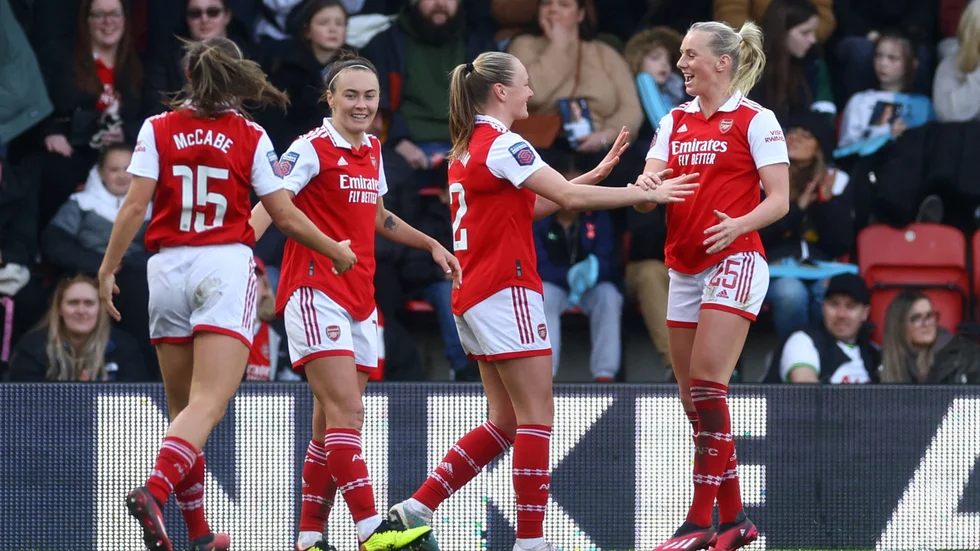 Frida Leonardsen Maanum och Stina Blackstenius fick först jubla efter att ha kvitterat till 2-2 mot Wolfsburg - därefter blev det en smått panikartad situation.