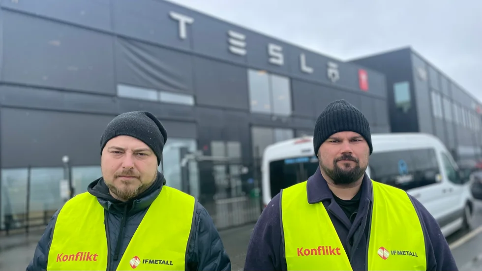 Uppsalaborna Ivan Petrovic och Tobias Andersson stöder frivilligt sina kolleger på Tesla genom att delta i strejken.