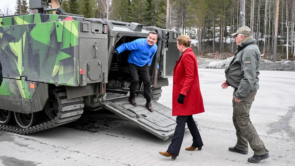 Statsminister Ulf Kristersson (M) och Danmarks statsminister Mette Frederiksen fick en uppvisning av stridsfordon 90.