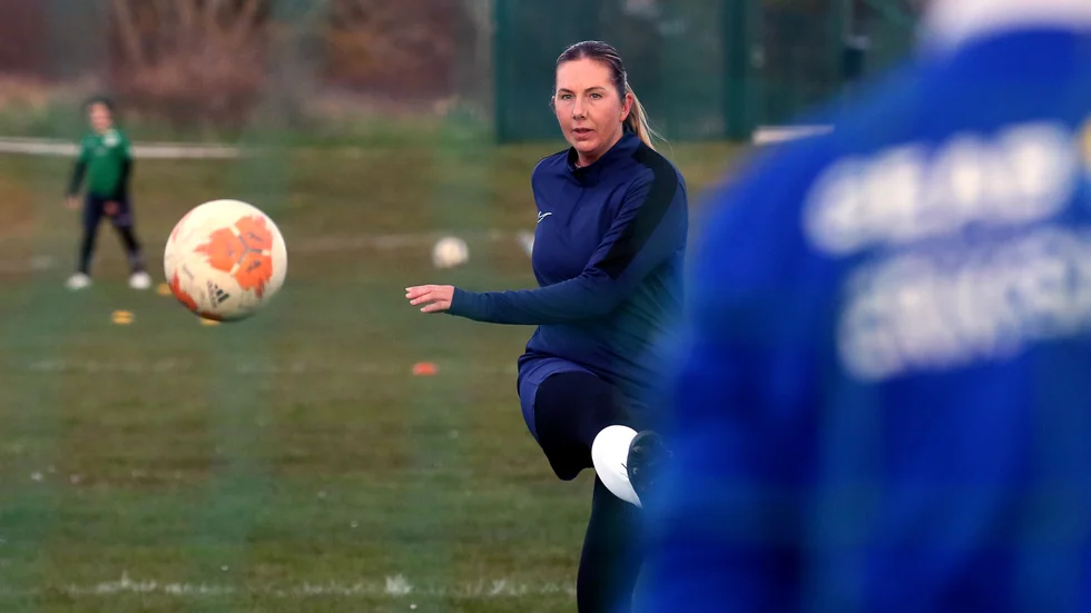 Anna Urelind spelade ytter och forward i ungdomens dagar, nu har hon tagit steget in på det centrala mittfältet.