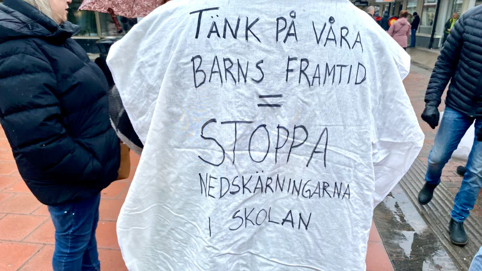 "I dagsläget så står skolan ännu en gång inför nedskärningar och tjänster inom skolan tas bort".