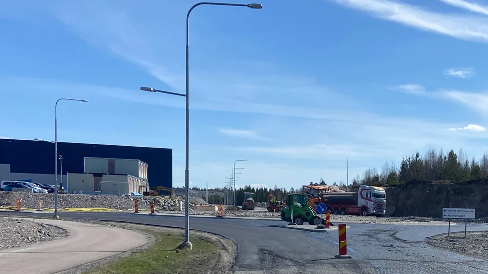 Rondellen från Solbergahållet sett. Numera är den öppen för trafik, men till att börja med bara på Fjädervägen.
